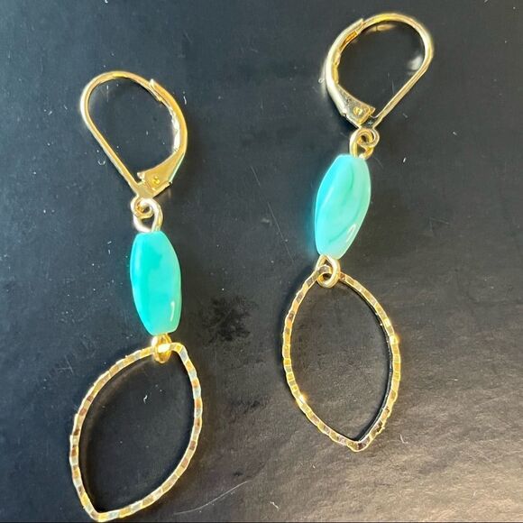 Avon GoldTone Link Necklace Earrings Green Oval Stones White Pearlescent Pendant - Picture 5 of 10